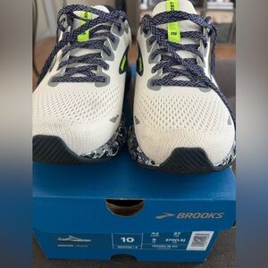 Women’s Brooks Revel Energize size 10